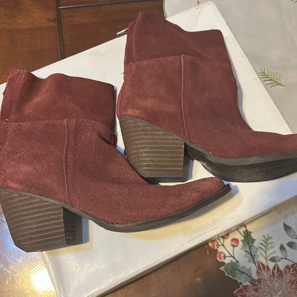 Matisse Shoes - Matisse Shamus Suede Booties in Burgundy  size 6.5
